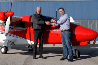 Tecnam CEO Paolo Pascale hands the keys of the 200th Tecnam P2006T to Bartolini Air MD Bartlomiej Walas. 